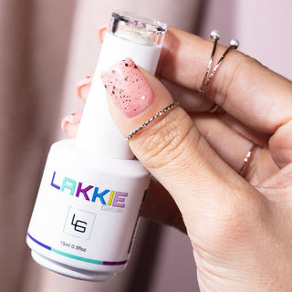 De topcoat Golden Touch is de finishing touch voor je gellak manicure. Geef je nagels wat extra glitter en met deze topcoat hoef je geen plak laag meer te verwijderen van jouw nagels en kun jij genieten van prachtig glanzende nagels.   De topcoat Golden Touch, is een doorzichtige lak met gouden glitters.