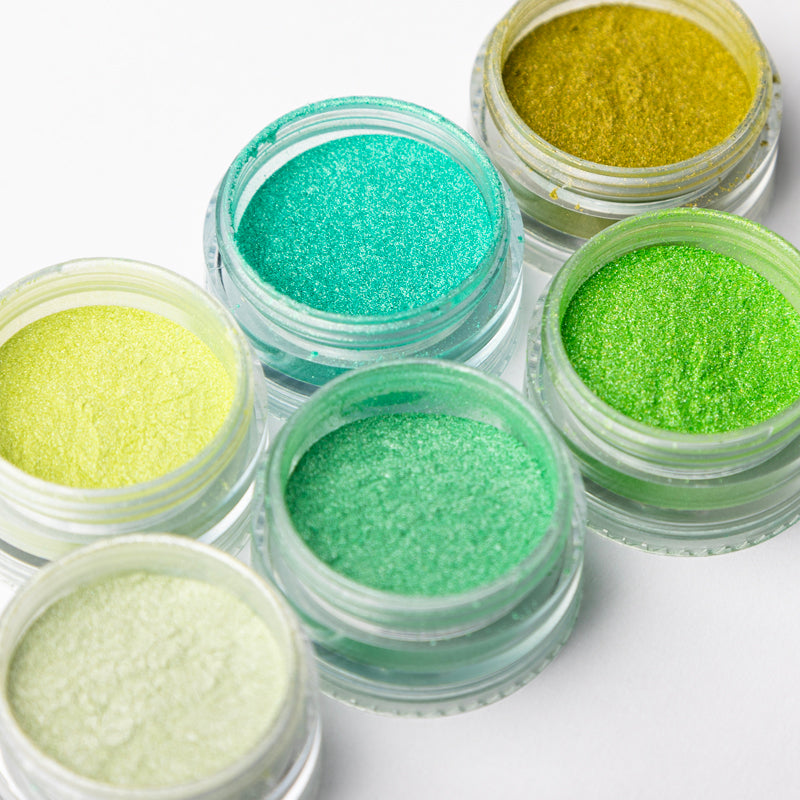 Creëer de mooiste nailart effecten met de groene pigment poeder. Ga jij voor een opvallende nailart look of voor prachtige ombre nagels? Dat kan allemaal! En het leuke is dat de pigment poeder ook een prachtige shimmer heeft. Mix en match de groene poeders met elkaar of met je favoriete kleur gellak.