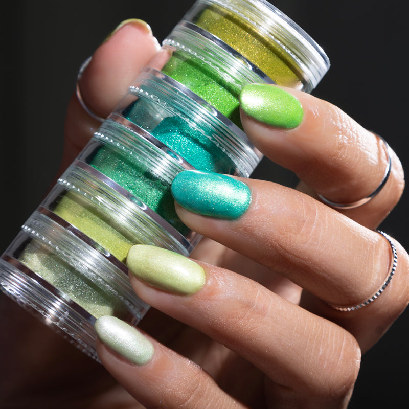 Creëer de mooiste nailart effecten met de groene pigment poeder. Ga jij voor een opvallende nailart look of voor prachtige ombre nagels? Dat kan allemaal! En het leuke is dat de pigment poeder ook een prachtige shimmer heeft. Mix en match de groene poeders met elkaar of met je favoriete kleur gellak.