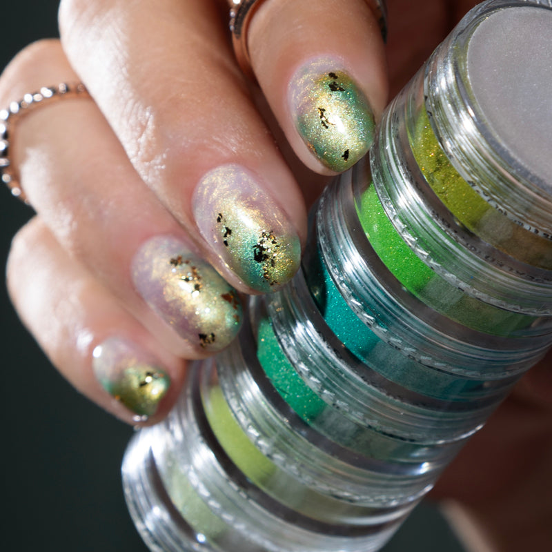 Creëer de mooiste nailart effecten met de groene pigment poeder. Ga jij voor een opvallende nailart look of voor prachtige ombre nagels? Dat kan allemaal! En het leuke is dat de pigment poeder ook een prachtige shimmer heeft. Mix en match de groene poeders met elkaar of met je favoriete kleur gellak.