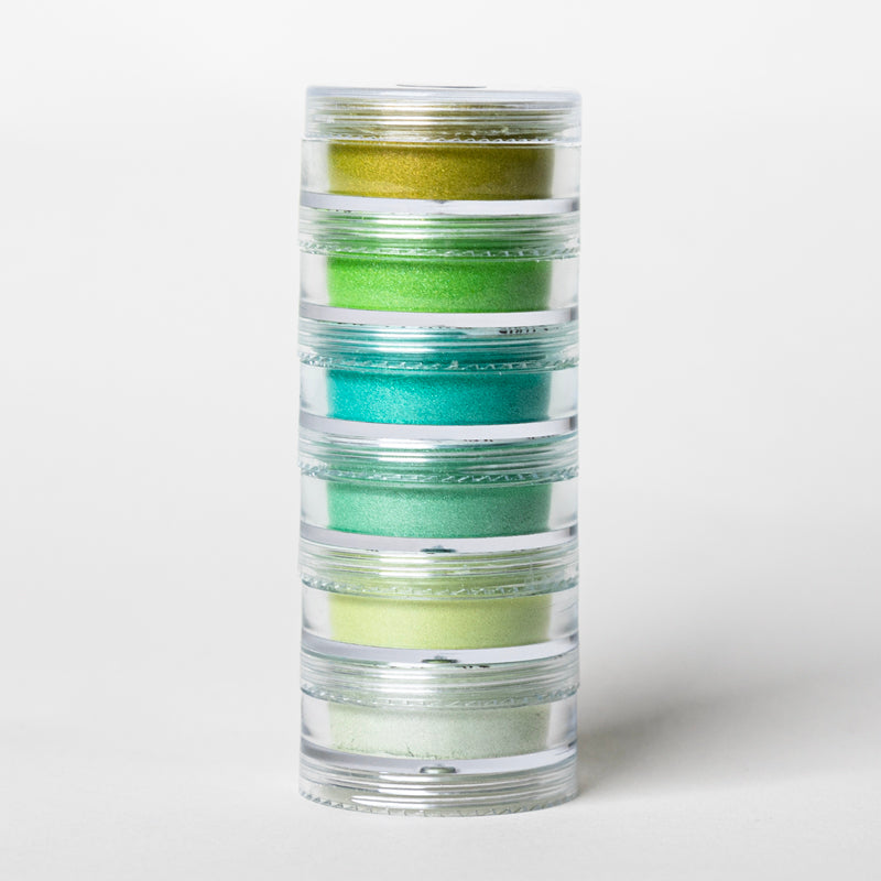 Creëer de mooiste nailart effecten met de groene pigment poeder. Ga jij voor een opvallende nailart look of voor prachtige ombre nagels? Dat kan allemaal! En het leuke is dat de pigment poeder ook een prachtige shimmer heeft. Mix en match de groene poeders met elkaar of met je favoriete kleur gellak.
