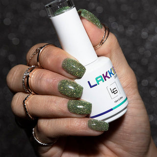 LAKKIE Green Spotlight is de party glitter gellak, die niet mag ontbreken in jouw collectie. Green Spotlight is een reflectie glitter gellak, wat betekend dat deze kleur er door de lichtinval elke keer weer anders uitziet.