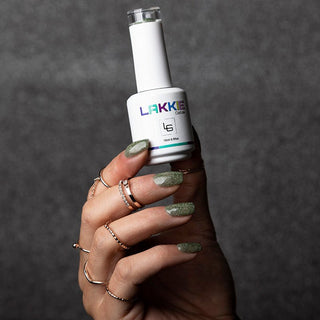 LAKKIE Green Spotlight is de party glitter gellak, die niet mag ontbreken in jouw collectie. Green Spotlight is een reflectie glitter gellak, wat betekend dat deze kleur er door de lichtinval elke keer weer anders uitziet.