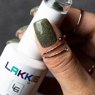 LAKKIE Green Spotlight is de party glitter gellak, die niet mag ontbreken in jouw collectie. Green Spotlight is een reflectie glitter gellak, wat betekend dat deze kleur er door de lichtinval elke keer weer anders uitziet.