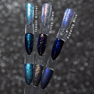 Let op! De foto's zijn gemaakt met een zwarte kleur als basis laag.  LAKKIE Glitzy Glam is een glitter gellak, die helemaal tot leven komt wanneer je het over een andere kleur gellak heen lakt. Vooral met zwart als basis kleur(net als op de foto's) zie je de glitter flakes helemaal goed. Glitzy Glam is een doorzichtige kleur gellak met reflecterende groene en roze glitter flakes.