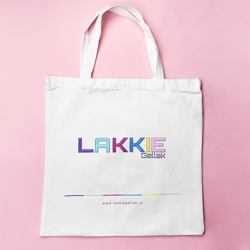 De LAKKIE totebag is echt een must-have accessoire voor dagelijks gebruik, winkelen of om naar het strand mee te nemen. De totebag is van stevig en dik materiaal gemaakt en met het formaat van 45 cm x 45 cm kun je er aardig wat spullen in kwijt.