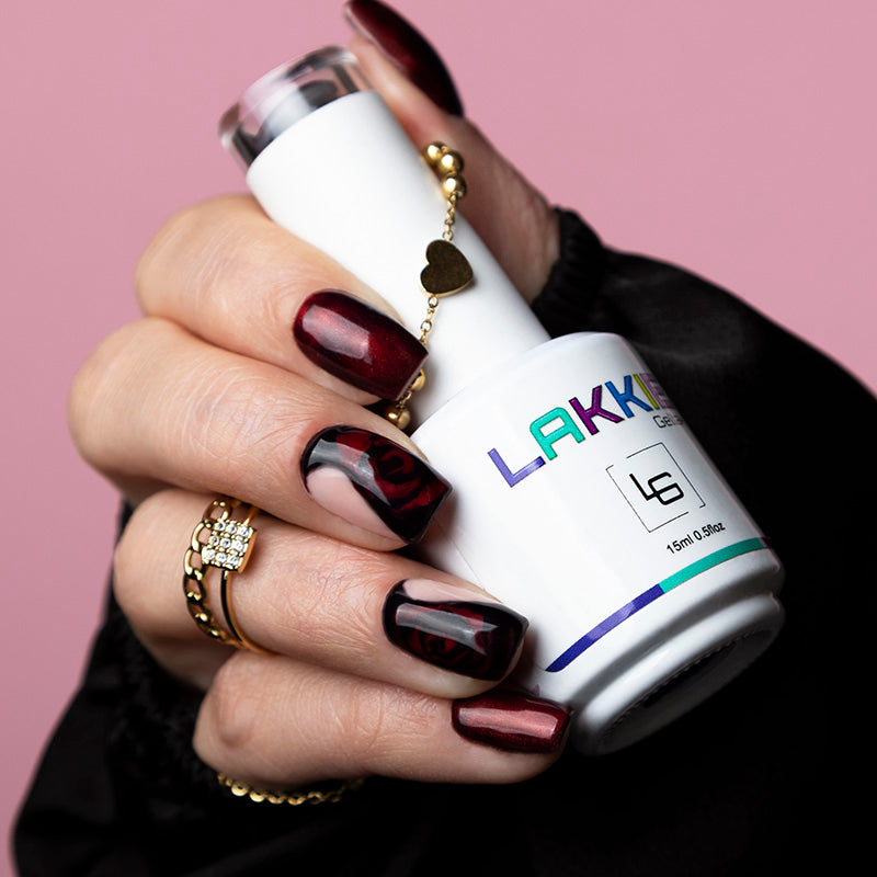 LAKKIE Loving Red is een donker rode kleur gellak, die het beste kunt gebruiken in combinatie met Sublime Silver. Zo krijg je het metallic effect, net zoals op de foto's te zien is.