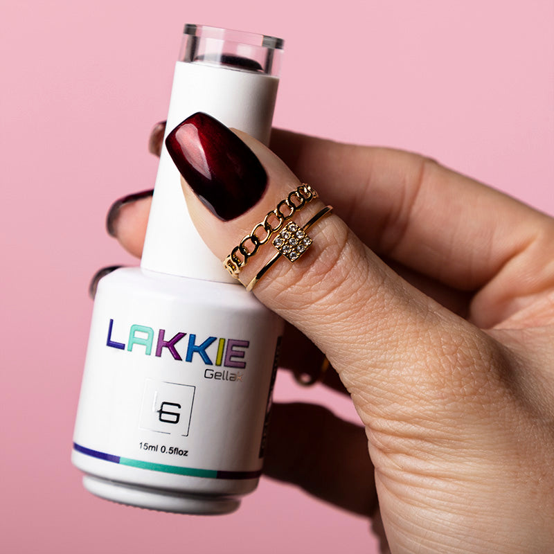 LAKKIE Loving Red is een donker rode kleur gellak, die het beste kunt gebruiken in combinatie met Sublime Silver. Zo krijg je het metallic effect, net zoals op de foto's te zien is.