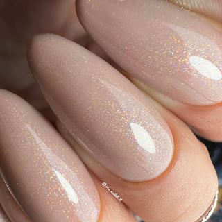 LAKKIE Warm Winter Day is een beige kleur gellak, met daar doorheen hele fijne gouden glitters.