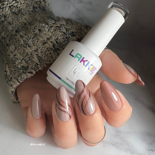 LAKKIE Warm Winter Day is een beige kleur gellak, met daar doorheen hele fijne gouden glitters.
