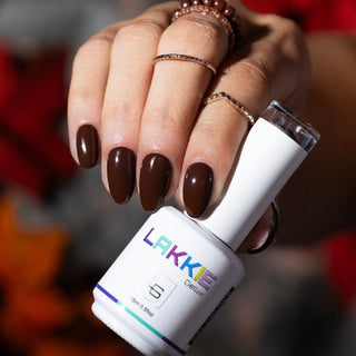 LAKKIE Roasted Chestnut is een kastanje bruine kleur gellak. Deze gellak is vol en egaal van kleur. Zijn jouw nagels al klaar voor het najaar?  Deze kleur dekt al in 2 laagjes. Wil je Roasted Chestnut combineren met een andere kleur gellak? Kijk dan eens bij Bridal Glitters of Unusual Explosion.