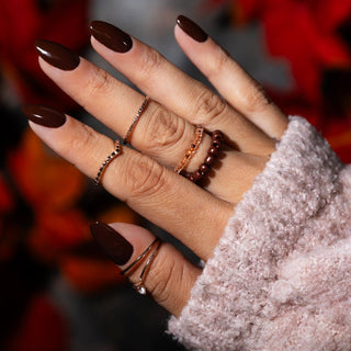 LAKKIE Roasted Chestnut is een kastanje bruine kleur gellak. Deze gellak is vol en egaal van kleur. Zijn jouw nagels al klaar voor het najaar?  Deze kleur dekt al in 2 laagjes. Wil je Roasted Chestnut combineren met een andere kleur gellak? Kijk dan eens bij Bridal Glitters of Unusual Explosion.