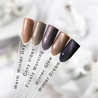 LAKKIE Cateye Winter Dream is een gellak met kleine stukjes metaal erin. Na het aanbrengen van de gellak (voor het uitharden) kan je doormiddel van een magneet verschillende effecten/ patronen creëren op de nagel. Cateye Winter Dream is een mooie Paarse kleur gellak.