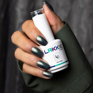 LAKKIE Seductive Chic is een prachtige kleur gellak voor in het najaar. Het is een groene kleur gellak met een gouden shimmer.