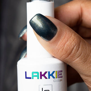 LAKKIE Seductive Chic is een prachtige kleur gellak voor in het najaar. Het is een groene kleur gellak met een gouden shimmer.