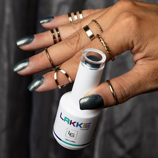 LAKKIE Seductive Chic is een prachtige kleur gellak voor in het najaar. Het is een groene kleur gellak met een gouden shimmer.