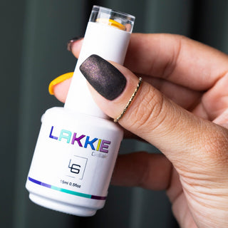 Cheeky Glitters is een glitter combinatie van geel en paars. De basis kleur is bruin en heeft een warme ondertoon.