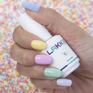 Pastel gelnagels. Op elke nagel een andere kleur. Blauwe pastel gellak, gele pastel gellak, roze pastel gellak, mintgroene pastel gellak, lila pastel gellak