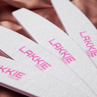 De LAKKIE nagelvijl is ideaal om jouw nagels van je juiste vorm te voorzien, op te ruwen of om de toplaag van de gellak eraf te vijlen. De nagelvijl heeft aan een zijde een grit van 100 en aan de andere zijde een grit van 180. Dit maakt de nagelvijl grof tot middel grof.