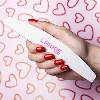 De LAKKIE nagelvijl is ideaal om jouw nagels van je juiste vorm te voorzien, op te ruwen of om de toplaag van de gellak eraf te vijlen. De nagelvijl heeft aan een zijde een grit van 100 en aan de andere zijde een grit van 180. Dit maakt de nagelvijl grof tot middel grof.