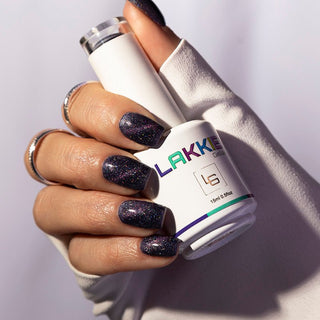 LAKKIE Cateye Winter Dream is een gellak met kleine stukjes metaal erin. Na het aanbrengen van de gellak (voor het uitharden) kan je doormiddel van een magneet verschillende effecten/ patronen creëren op de nagel. Cateye Winter Dream is een mooie Paarse kleur gellak.