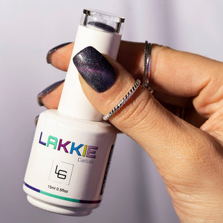 LAKKIE Cateye Winter Dream is een gellak met kleine stukjes metaal erin. Na het aanbrengen van de gellak (voor het uitharden) kan je doormiddel van een magneet verschillende effecten/ patronen creëren op de nagel. Cateye Winter Dream is een mooie Paarse kleur gellak.