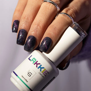 LAKKIE Cateye Winter Dream is een gellak met kleine stukjes metaal erin. Na het aanbrengen van de gellak (voor het uitharden) kan je doormiddel van een magneet verschillende effecten/ patronen creëren op de nagel. Cateye Winter Dream is een mooie Paarse kleur gellak.