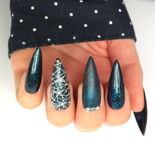 Donker blauwe nailart set. Met een glanzende top coat en een matte top coat