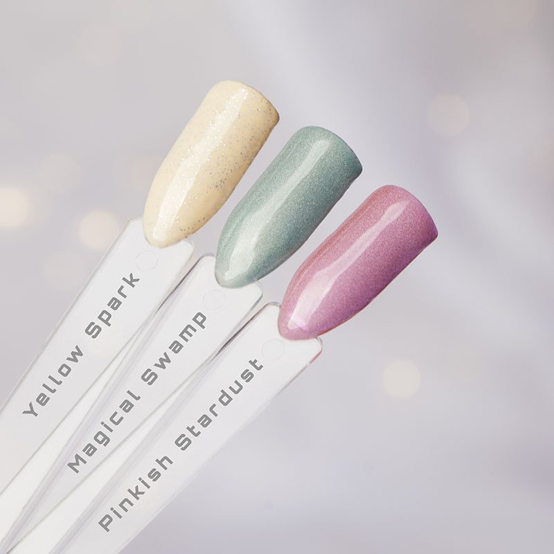 Combinatie glitter gellak. Gele gellak, groene gellak, roze gellak