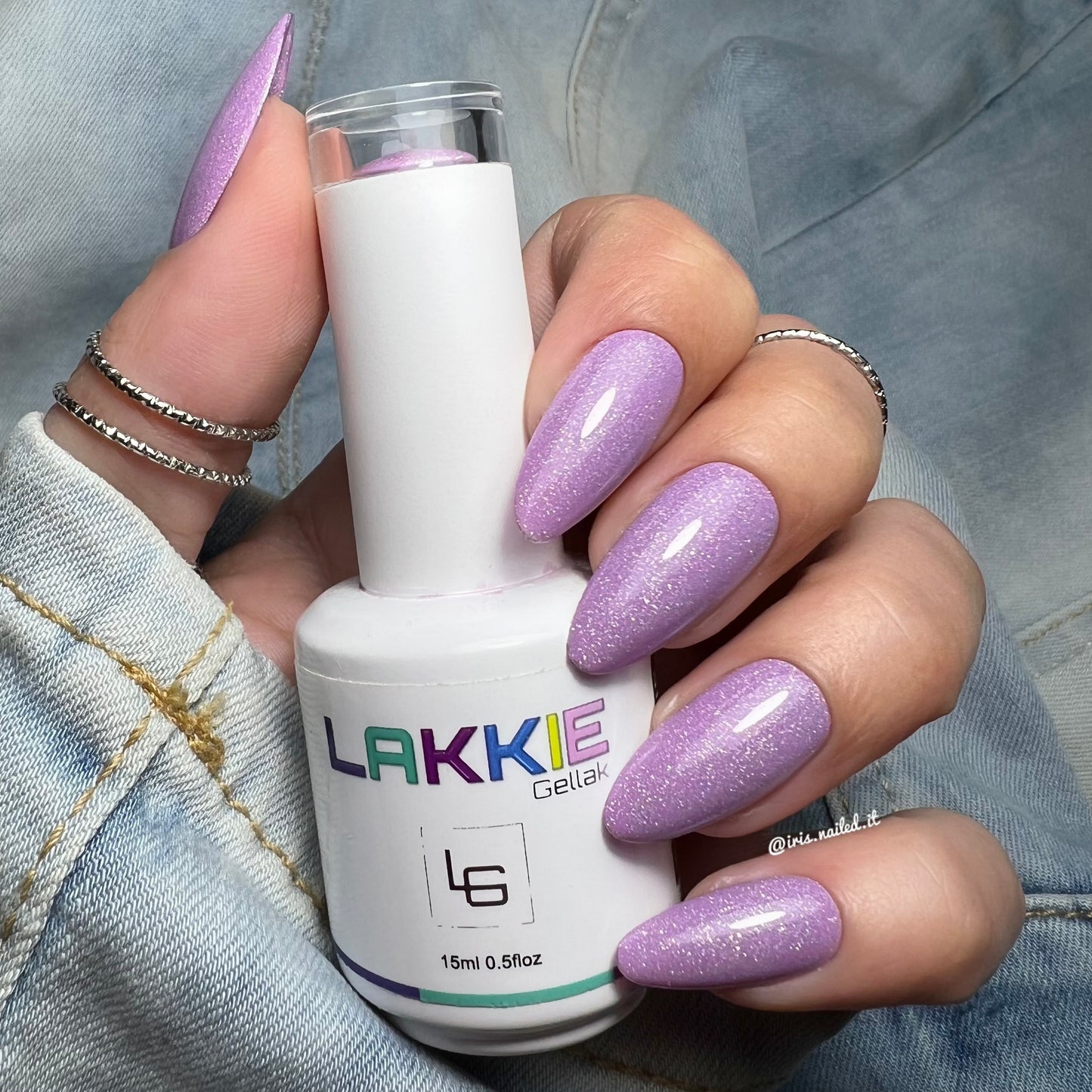 LAKKIE Sparkling Lilac heeft als basis gellak kleur lila, met daar doorheen zilveren glitters.