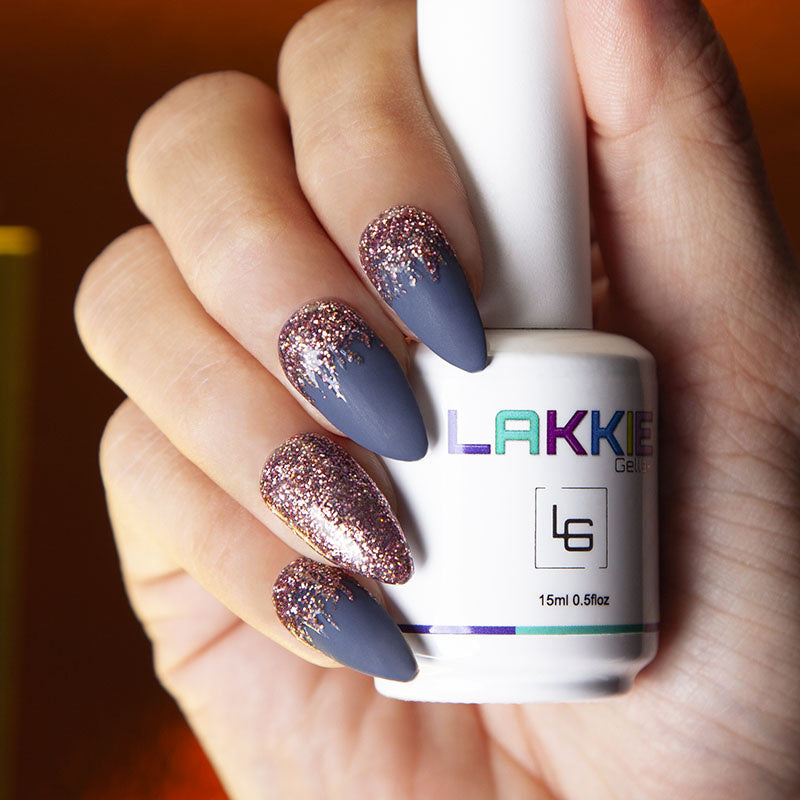 Nailart set. Blauwe gellak met een matte top coat. En ombre effect rose gouden glitter gellak