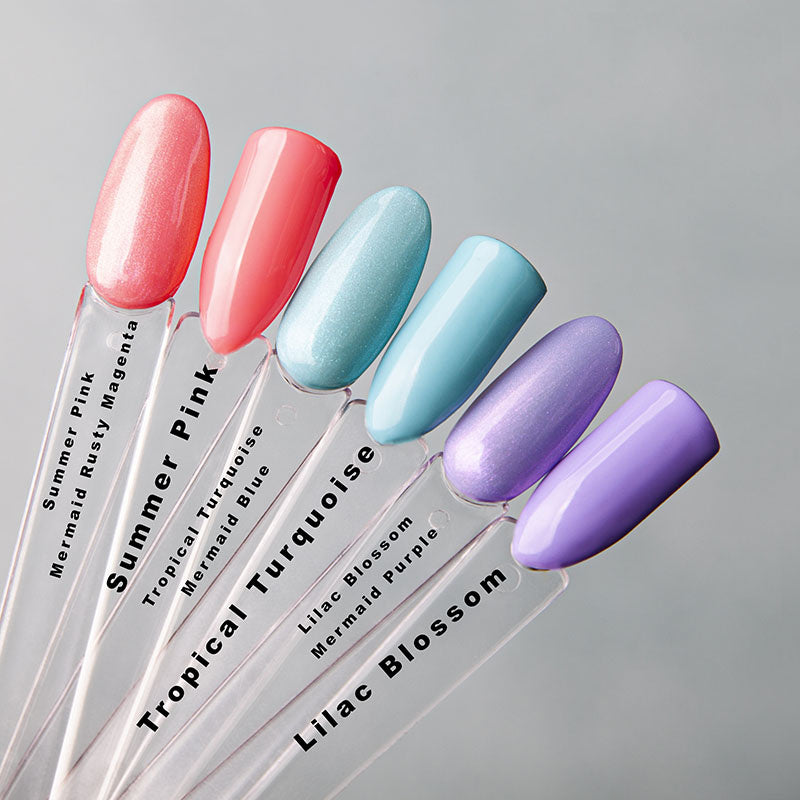 LAKKIE Mermaid gelnagellak kan je gebruiken over alle kleuren gellak om een parelmoer effect te geven aan jou nagels. Op foto 1 is de mermaid gel gelakt op een zwarte onderlaag. Op foto 2 is de mermaid gel gelakt op een witte onderlaag. Let op, mermaid gel is geen topcoat!