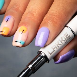 Vrolijke color blocking nails. Nailart die je ook thuis kunt doen. Deze zomer nailart bestaat uit blauwe gellak, oranje gellak, paarse gellak en zwarte gellak. De nailart zijn allemaal gekleurde blokken. Gemaakt met de nailart penselen set van LAKKIE