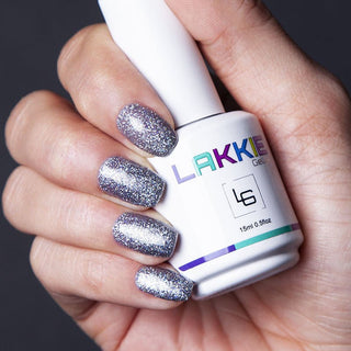 LAKKIE Shiny Steel is een donker grijze gelnagellak met glitters. De gellak bestaat uit verschillende kleuren fijne glittertjes.