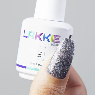 LAKKIE Shiny Steel is een donker grijze gelnagellak met glitters. De gellak bestaat uit verschillende kleuren fijne glittertjes.