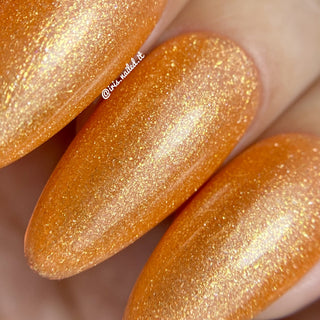 Oranje gellak met een gouden shimmer