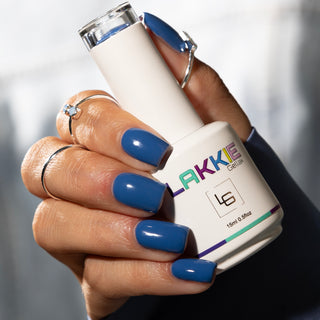 LAKKIE Light Denim Blue is een blauwe kleur gelnagellak.  Deze kleur dekt al in 2 laagjes. Wil je Light Denim Blue combineren met een glitter gellak? Kijk dan eens bij Magical Fireflies of Shiny Steel.