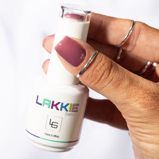 Ontdek de BIAB kleuren van LAKKIE, oftewel Builder In A Bottle. BIAB is voor degene die opzoek is naar extra versteviging en bescherming van de natuurlijke nagel. Met deze Builder In A Bottle gel creëer je niet alleen een goede basis voor gellak, maar kun je ook kleine verlengingen en correcties uitvoeren.  Purple Dreamer is een prachtige paarse kleur BIAB. Met deze kleur creëer je prachtige tijdloze nagels. 