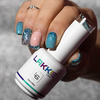 LAKKIE Sea Breeze Blue is een blauwe kleur gel nagellak. Deze gellak is egaal van kleur.  Deze kleur dekt al in 2 laagjes. Wil je Sea Breeze Blue combineren met een glitter gellak? Kijk dan eens bij Frozen Diamonds of Aqua Sea Glass. 