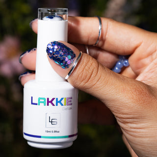 LAKKIE Butterfly Magic is een doorzichtige kleur gellak met paarse en blauwe glitters er doorheen. Deze glitter gellak is doorzichtig, waardoor deze niet over de hele nagel dekkend zal zijn met glitters. Deze kleur is perfect om over een andere gellak kleur te lakken, of te gebruiken om toffe nailart mee te maken.  Wil je Butterfly Magic combineren met een andere gellak? Kijk dan eens bij Purple Morado of Light Denim Blue.