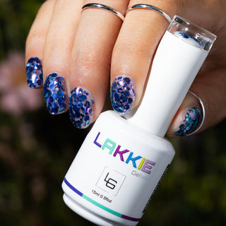 LAKKIE Butterfly Magic is een doorzichtige kleur gellak met paarse en blauwe glitters er doorheen. Deze glitter gellak is doorzichtig, waardoor deze niet over de hele nagel dekkend zal zijn met glitters. Deze kleur is perfect om over een andere gellak kleur te lakken, of te gebruiken om toffe nailart mee te maken.  Wil je Butterfly Magic combineren met een andere gellak? Kijk dan eens bij Purple Morado of Light Denim Blue.