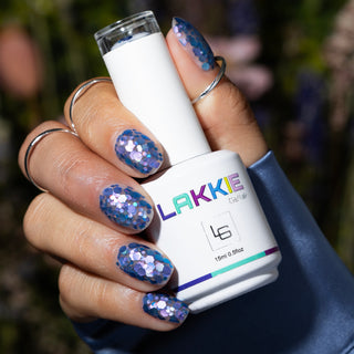 LAKKIE Butterfly Magic is een doorzichtige kleur gellak met paarse en blauwe glitters er doorheen. Deze glitter gellak is doorzichtig, waardoor deze niet over de hele nagel dekkend zal zijn met glitters. Deze kleur is perfect om over een andere gellak kleur te lakken, of te gebruiken om toffe nailart mee te maken.  Wil je Butterfly Magic combineren met een andere gellak? Kijk dan eens bij Purple Morado of Light Denim Blue.