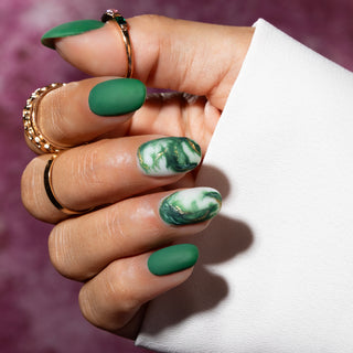 Donker_groene_nagels_met_een_marmer_design_en_een_matte_topcoat