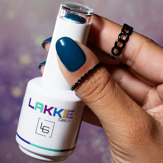 Donker blauwe gellak nagels met  LAKKIE Cosy Petrol Blue