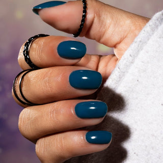 Donker blauwe gellak nagels met  LAKKIE Cosy Petrol Blue