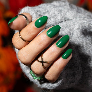 LAKKIE Fall Mood is een  groene kleur gellak. Deze gellak is egaal en vol van kleur. Ga jij voor groene nagels?  Deze kleur dekt al in 2 laagjes. Wil je Fall Mood combineren met een glitter gellak? Kijk dan eens bij Sea Jewels of Gleaming Brass.