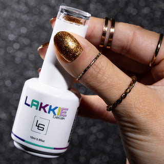 LAKKIE Extra Gold is een gouden kleur glitter gellak. Deze glitter gellak is extreem goed dekkend, en heeft maar 1 a 2 laagjes nodig.   Extra Gold is een perfecte gellak om te dragen tijdens de feestdagen. Doordat deze gellak zo dekkend is kun je Extra Gold ook perfect gebruiken tijdens het maken van jouw nailart creaties.