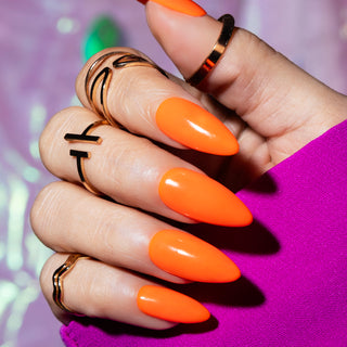 Summer Frequency is een neon oranje kleur gellak, en onmisbaar tijdens feestjes en festivals. Deze neon kleur gellak is namelijk ook nog eens glow in the dark. Ga jij voor extra opvallende neon nagels?