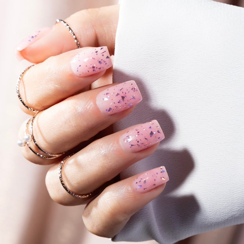 De topcoat Pink Dreamer is de finishing touch voor je gellak manicure. Geef je nagels wat extra glitter en met deze topcoat hoef je geen plak laag meer te verwijderen van jouw nagels en kun jij genieten van prachtig glanzende nagels.   De topcoat Pink Dreamer, is een doorzichtige lak met roze glitter flakes. 