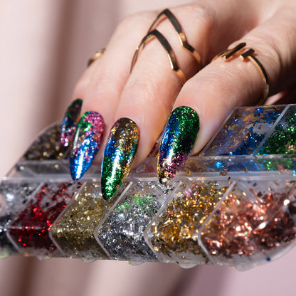 De nailart glitter foil flakes box bestaat uit 12 verschillende kleuren glitters. Je kunt de glitters eindeloos combineren met elkaar of met je favoriete kleur gellak. Maak van jouw nagels een kunstwerk! 
